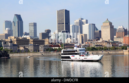 Lo skyline di Montreal e la barca di crociera sul fiume San Lorenzo Foto Stock