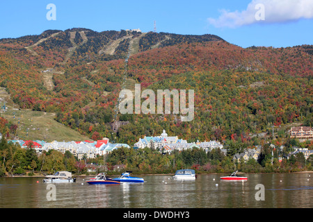 Mont Tremblant Lago e resort in autunno Foto Stock