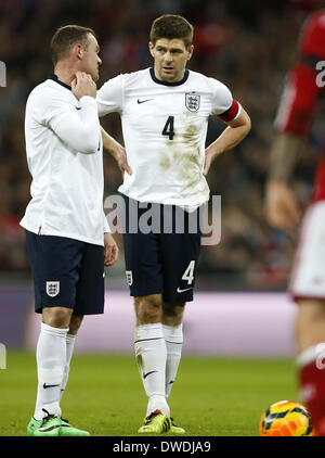 Londra, Regno Unito. 5 Mar 2014. Wayne Rooney(L) dell'inghilterra colloqui con il suo capitano Steven Gerrard prima di un calcio di punizione durante un amichevole internazionale partita di calcio tra Inghilterra e Danimarca allo Stadio di Wembley a Londra, in Gran Bretagna il 5 marzo 2014. In Inghilterra ha vinto 1-0. Credito: Wang Lili/Xinhua/Alamy Live News Foto Stock