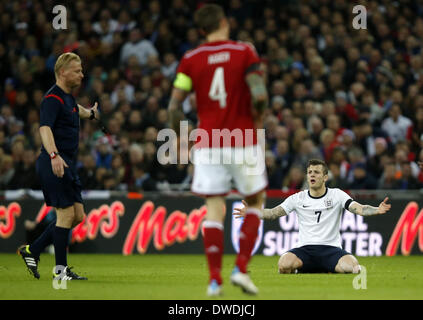 Londra, Regno Unito. 5 Mar 2014. Jack Wilshere dell Inghilterra reagisce durante un amichevole internazionale partita di calcio tra Inghilterra e Danimarca allo Stadio di Wembley a Londra, in Gran Bretagna il 5 marzo 2014. In Inghilterra ha vinto 1-0. Credito: Wang Lili/Xinhua/Alamy Live News Foto Stock