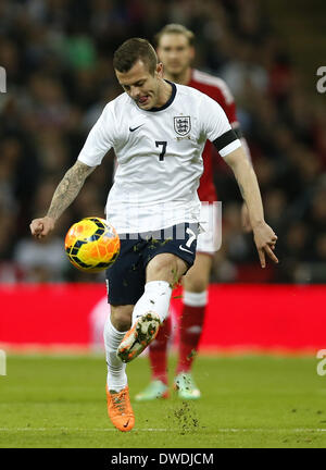Londra, Regno Unito. 5 Mar 2014. Jack Wilshere dell Inghilterra passa la palla durante un amichevole internazionale partita di calcio tra Inghilterra e Danimarca allo Stadio di Wembley a Londra, in Gran Bretagna il 5 marzo 2014. In Inghilterra ha vinto 1-0. Credito: Wang Lili/Xinhua/Alamy Live News Foto Stock
