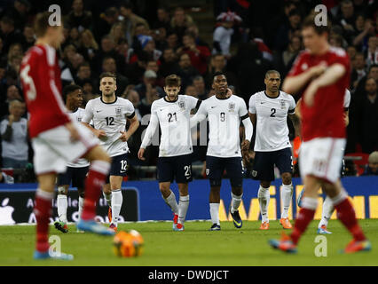 Londra, No.9) di UK celebra il punteggio con i tuoi compagni di squadra durante un amichevole internazionale partita di calcio tra il Regno Unito e la Danimarca e allo Stadio di Wembley a Londra. 5 Mar 2014. Daniel Sturridge(3rd, R, No.9) d'Inghilterra celebra il punteggio con i tuoi compagni di squadra durante un amichevole internazionale partita di calcio tra Inghilterra e Danimarca allo Stadio di Wembley a Londra, in Gran Bretagna il 5 marzo 2014. In Inghilterra ha vinto 1-0. Credito: Wang Lili/Xinhua/Alamy Live News Foto Stock