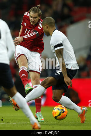 Londra, Regno Unito. 5 Mar 2014. Nicklas Bendtner(L) della Danimarca germogli durante un amichevole internazionale partita di calcio tra Inghilterra e Danimarca allo Stadio di Wembley a Londra, in Gran Bretagna il 5 marzo 2014. In Inghilterra ha vinto 1-0. Credito: Wang Lili/Xinhua/Alamy Live News Foto Stock