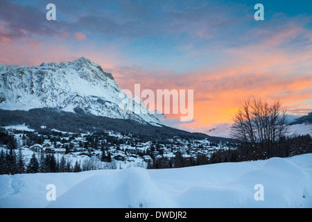 Cortina D'Ampezzo al tramonto, dopo una nevicata Foto Stock