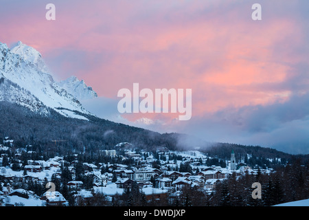 Cortina D'Ampezzo al tramonto, dopo una nevicata Foto Stock