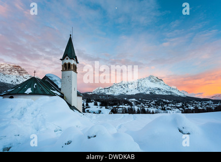 Cortina D'Ampezzo al tramonto, dopo una nevicata Foto Stock