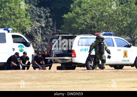 Quezon City, Filippine. 6 Mar 2014. Un soldato dell'esercito filippino che indossa una bomba di smaltimento perpares adatti per controllare la simulazione di una bomba durante il chimico, biologico, radiologico e nucleare esplosivo (CBRNE) capacità di dimostrazione a Camp Aguinaldo a Quezon City, Filippine, 6 marzo 2014. Credito: Rouelle Umali/Xinhua/Alamy Live News Foto Stock