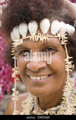 Donna in costume tradizionale, Santa Ana Isola, Isole Salomone, Sud Pacifico Foto Stock