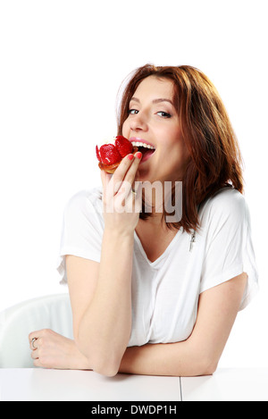 Bella donna fresco di mangiare la torta di fragole isolato su uno sfondo bianco Foto Stock