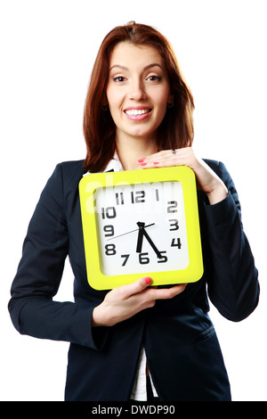 Felice imprenditrice azienda orologio da parete isolata su sfondo bianco Foto Stock