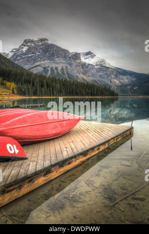 Canoa Dock, il Lago di Smeraldo in autunno, Parco Nazionale di Yoho, BC Foto Stock