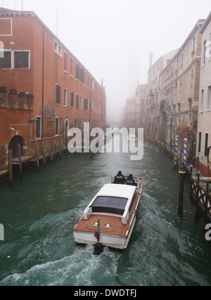 Barca di polizia sul canal nella nebbia, Venezia Foto Stock