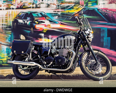 Triumph Bonneville T100 Nera parcheggiata in Camden Town London REGNO UNITO Foto Stock