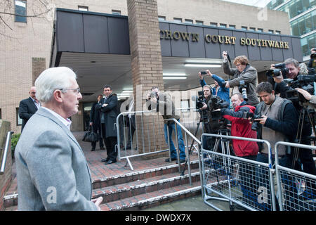 Southwark Crown Court di Londra, Regno Unito. 6 Marzo, 2014. La versione di prova di PR guru Max Clifford, chi è accusato di 11 conteggi di attentato al pudore, inizia oggi. Gli oneri riguardano 7 presunte vittime di età compresa da 14 a 19. In primo luogo è stato arrestato nel 2012 & caricato lo scorso aprile sotto il funzionamento Yewtree indagine. Nella foto: Max Clifford. Credito: Lee Thomas/Alamy Live News Foto Stock