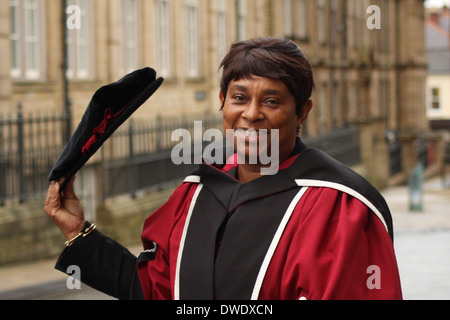 Doreen Lawrence riceve la Laurea Honoris Causa dalla Sheffield Hallam University, Sheffield South Yorks, England, Regno Unito Foto Stock