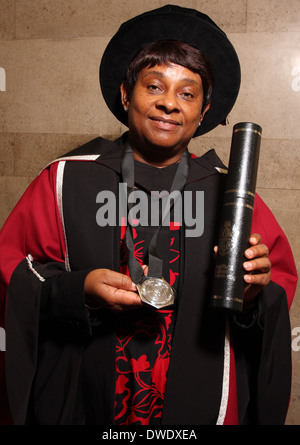 Doreen Lawrence riceve la Laurea Honoris Causa dalla Sheffield Hallam University, Sheffield South Yorks, England, Regno Unito Foto Stock