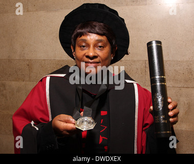 Doreen Lawrence riceve la Laurea Honoris Causa dalla Sheffield Hallam University, Sheffield South Yorks, England, Regno Unito Foto Stock