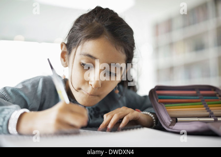 Ragazza facendo i compiti sul tavolo Foto Stock