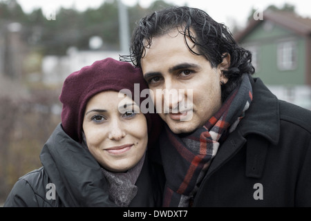 Ritratto di Coppia sorridente all aperto in inverno Foto Stock