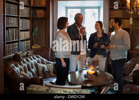 La gente di affari con wineglasses trascorrere il tempo libero al ristorante lobby Foto Stock