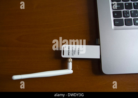 150Mbps high gain Wireless USB Adapter collegati in un computer portatile per accedere a internet Foto Stock