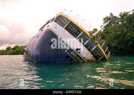 Expedition nave, mondo scopritore di colpire un reef e andò arenarsi in 2001, Nggela, Isole Salomone, Sud Pacifico Foto Stock