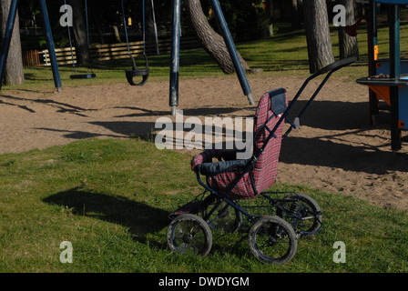 Passeggino nel parco giochi. Foto Stock