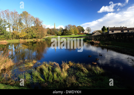 In autunno, St Leonards chiesa parrocchiale, laghetto, Monyash village, Parco Nazionale di Peak District, Derbyshire, England, Regno Unito Foto Stock