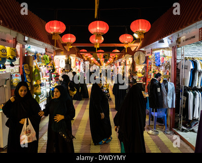 Donne shopping arcade al Padiglione Cinese a livello globale e villaggio turistico di attrazione culturale in Dubai Emirati Arabi Uniti Foto Stock