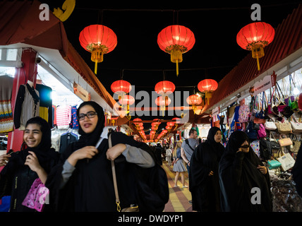 Donne shopping arcade al Padiglione Cinese a livello globale e villaggio turistico di attrazione culturale in Dubai Emirati Arabi Uniti Foto Stock