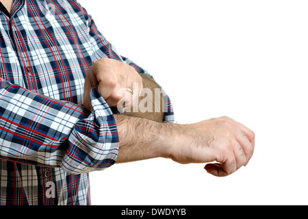 Uomo in un plaid shirt arrotola i suoi manicotti, isolati su sfondo bianco Foto Stock
