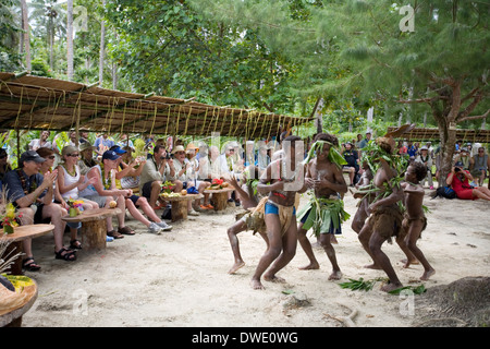 Giovane guerriero-ballerini eseguono su Nggela Isola, Isole Salomone, Sud Pacifico Foto Stock