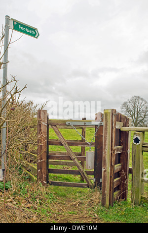Ingresso alla campagna sentiero pubblico nei pressi del villaggio di Harlstone Northamptonshire REGNO UNITO Foto Stock