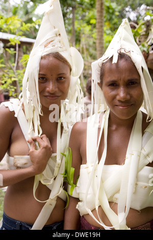 Due giovani danzatori dal villaggio Nafinuatogo con costumi realizzati da alberi di banane, Santa Ana Isola, Isole Salomone Foto Stock