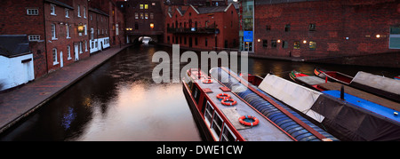 Narrowboats ormeggiata in Gas Street Basin, Worcester e canale di Birmingham, Birmingham City, West Midlands, England, Regno Unito Foto Stock