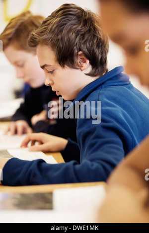 Alta scuola gli studenti che studiano in aula Foto Stock