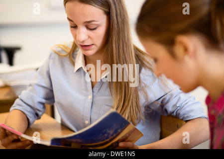 Ragazze che studiano in aula Foto Stock