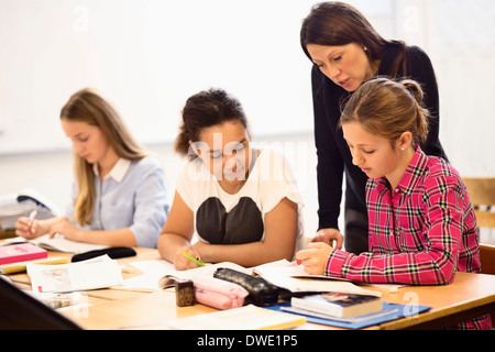 Femmina matura insegnante insegnamento studentesse in aula Foto Stock