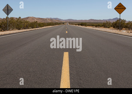 Deserto polveroso highway attraverso il nord-est in California Foto Stock