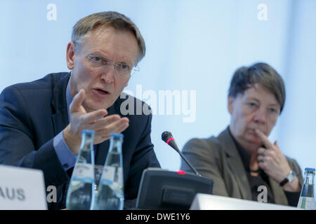 Berlino, Germania. Mars 06th, 2014. In occasione di una riunione nel quadro della sua visita a Berlino, ambiente Ue Commissario Janez Potocnik e German Federal Environment Ministro Barbara Hendricks ha parlato tra le altre cose, l'attuazione del recentemente adottato UE del Settimo Programma di azione per l'ambiente, che costituisce il quadro delle comunità politiche ambientali e climatiche fino al 2020. Dopo la riunione che essi danno una conferenza stampa congiunta presso la Rappresentanza della Commissione europea a Berlino. / Immagine: Janez Potočnik, ambientali dell'UE Il commissario, e Barbara Hendricks (SPD), tedesco Min Foto Stock