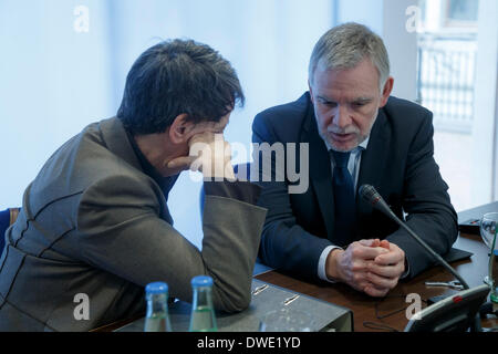 Berlino, Germania. Mars 06th, 2014. In occasione di una riunione nel quadro della sua visita a Berlino, ambiente Ue Commissario Janez Potocnik e German Federal Environment Ministro Barbara Hendricks ha parlato tra le altre cose, l'attuazione del recentemente adottato UE del Settimo Programma di azione per l'ambiente, che costituisce il quadro delle comunità politiche ambientali e climatiche fino al 2020. Dopo la riunione che essi danno una conferenza stampa congiunta presso la Rappresentanza della Commissione europea a Berlino. / Immagine: Barbara Hendricks (SPD), Ministro dell'ambiente e di edifici e Jochen Flasbarth, P Foto Stock