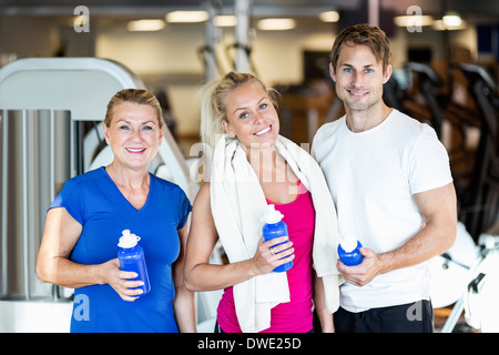 Ritratto di montare gli amici al club della salute Foto Stock