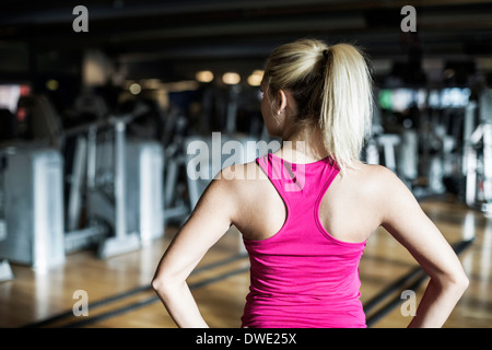 Vista posteriore di montare la giovane donna alla palestra Foto Stock