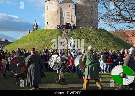 Schermaglie Tra Vichinghi E Anglosassoni Al Cliffords Tower Jorvik Viking Festival York North Yorkshire Inghilterra Regno Unito Gb Gran Bretagna Foto Stock