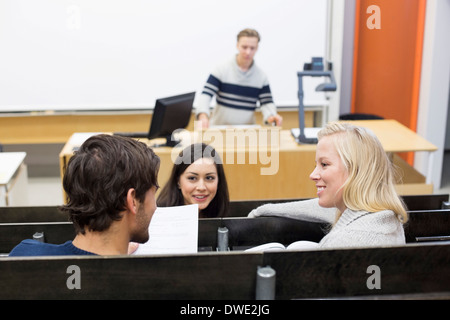 Gli studenti universitari a discutere in aula Foto Stock