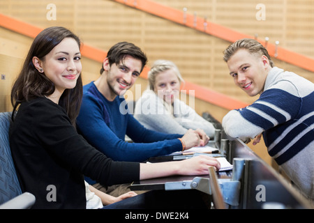 Ritratto di fiduciosi gli studenti universitari in aula Foto Stock