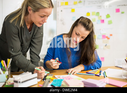 Imprenditrici che lavorano insieme in ufficio creativo Foto Stock