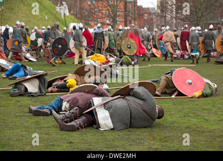 Schermaglie tra Vichinghi e anglosassoni all'annuale Viking Festival York North Yorkshire Inghilterra Regno Unito GB Gran Bretagna Foto Stock