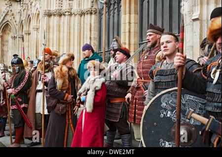 Persone in costume fuori dal Minster durante l'annuale Viking Festival York North Yorkshire Inghilterra Regno Unito GB Gran Bretagna Foto Stock