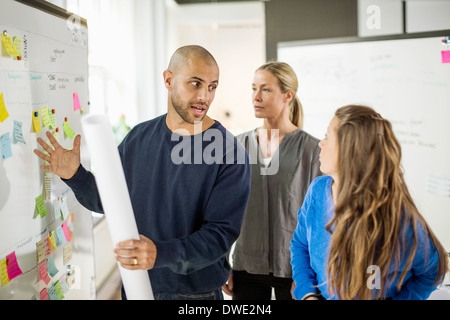 La gente di affari discutere in ufficio creativo Foto Stock